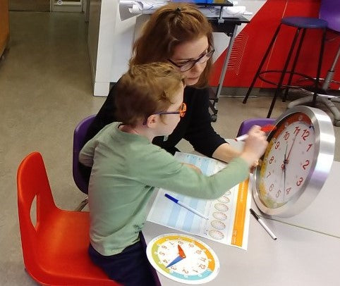 Apprendre à lire l’heure sur une horloge analogique : bien plus que la lecture du temps!